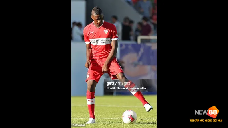 Cầu thủ của Stuttgart dùng chân đá bóng qua cầu thủ Heidenheim trong trận đấu Cầu thủ của Stuttgart dùng chân đá bóng qua cầu thủ Heidenheim trong trận đấu